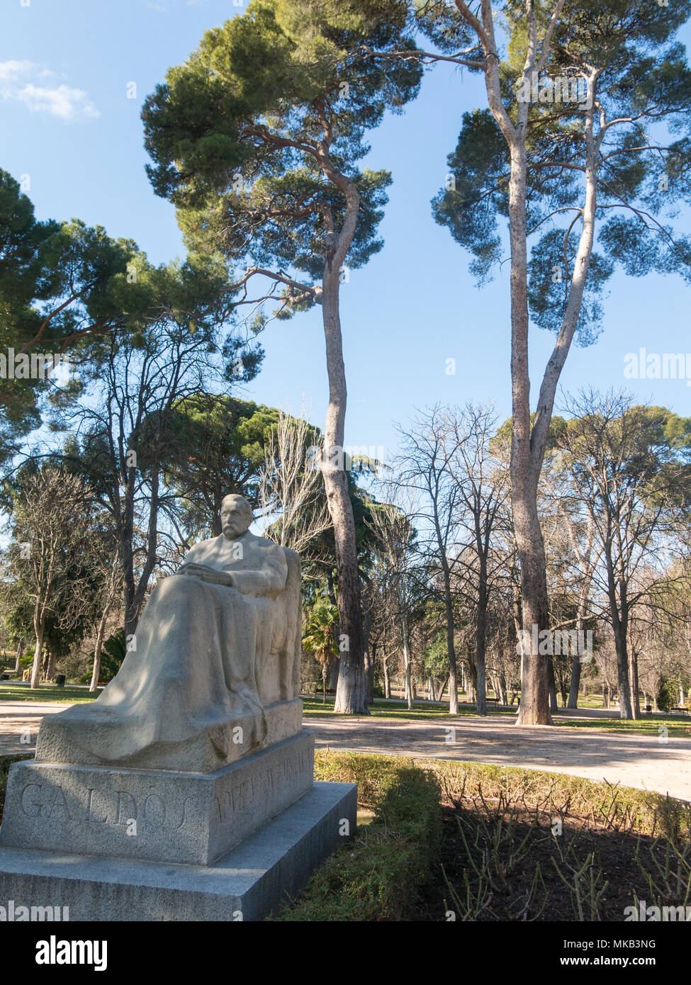 Statue des Schriftstellers Benito Pérez Galdós (1843-1920), der Retiro Park in Madrid, Spanien. Er war ein spanischer realist Novelist. Einige Behörden sind der Meinung h Stockfoto