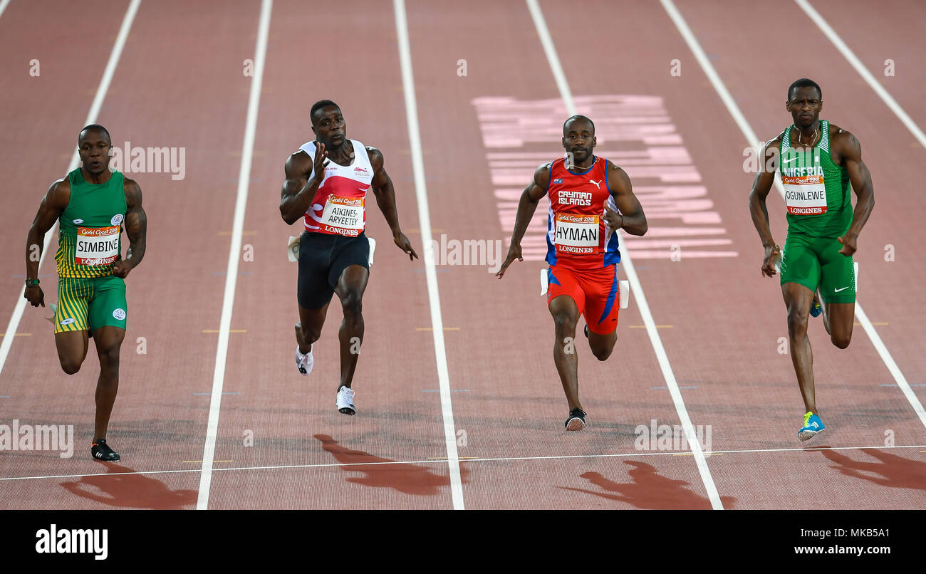 GOLD COAST, Australien - 8 April: Akani Simbine, Harry Aikines-Aryeetey, kemar Hyman, Seye Ogunlewe konkurrieren in der Männer 100 m Halbfinale auf Gold Stockfoto