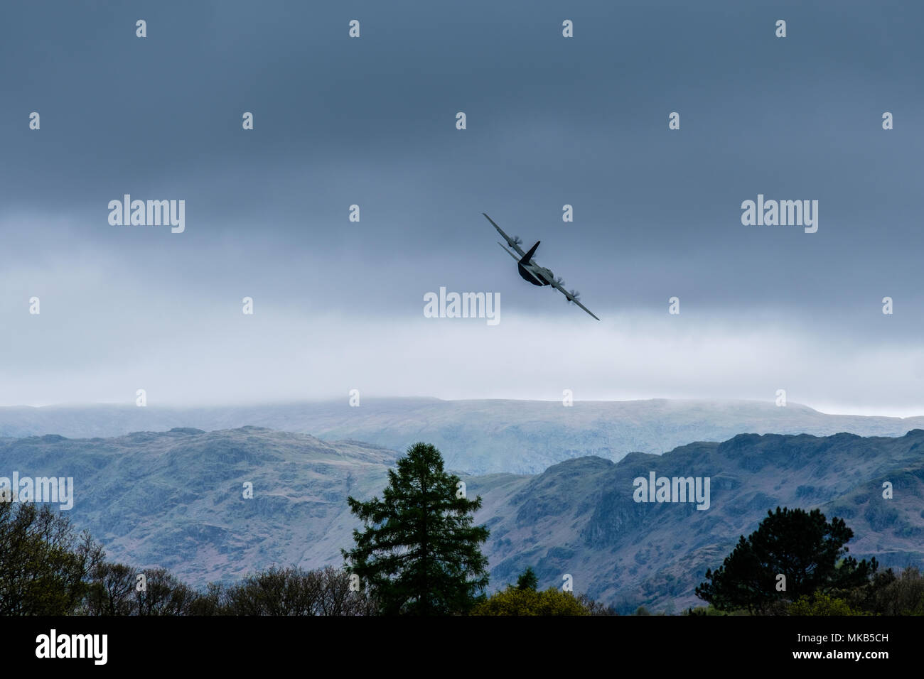 RAF Hercules Plan rechts oben im Himmel Grasmere, Lake District, Cumbria Stockfoto