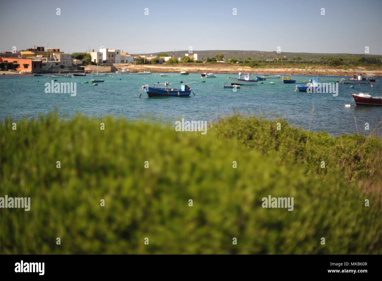 Punta Prosciutto, Fischer Boote am Strand entlang. Italien. Stockfoto