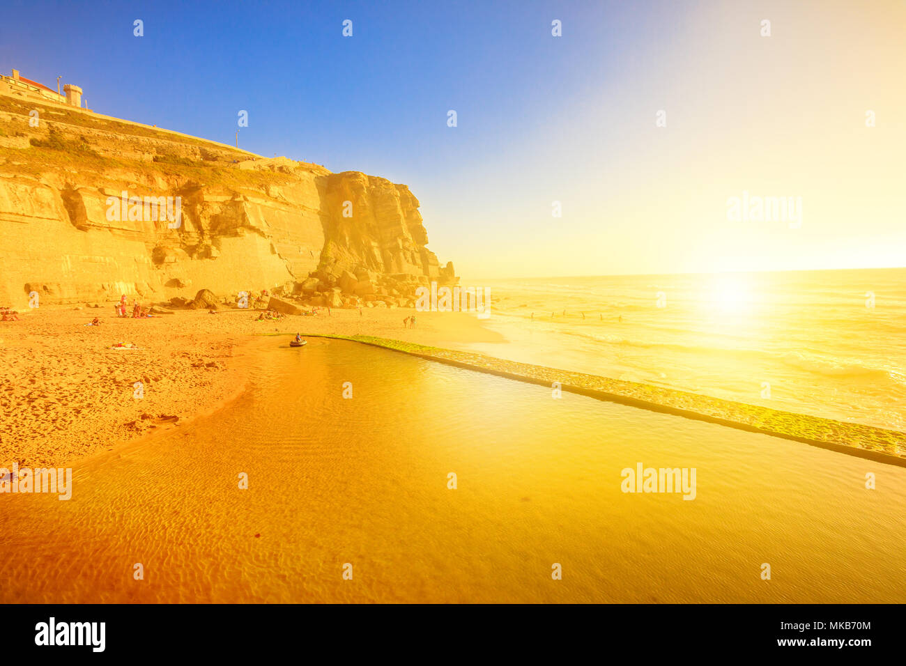 Azenhas do Mar Beach im Sonnenlicht, im Atlantik in Portugal. Beliebten Badeort in der Nähe von Colares und Sintra Gemeinde. Landschaftliche Sehenswürdigkeiten in Portugal. Sommer Saison. Stockfoto
