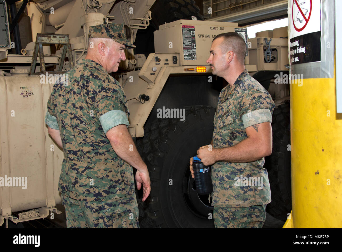 Der stellvertretende Kommandant des Marine Corps Gen. Glenn M. Walters visits Marines mit Combat Logistik Bataillon 3, 3 Marine Regiment, Marine Corps Base Hawaii, Hawaii, Nov. 3, 2017. Walters reiste durch US Pacific Command Marines zu besuchen und über aktuelle und zukünftige Pläne und Maßnahmen der Marine Corps sprechen. (U.S. Marine Corps Foto von Cpl. Hailey D. Clay) Stockfoto