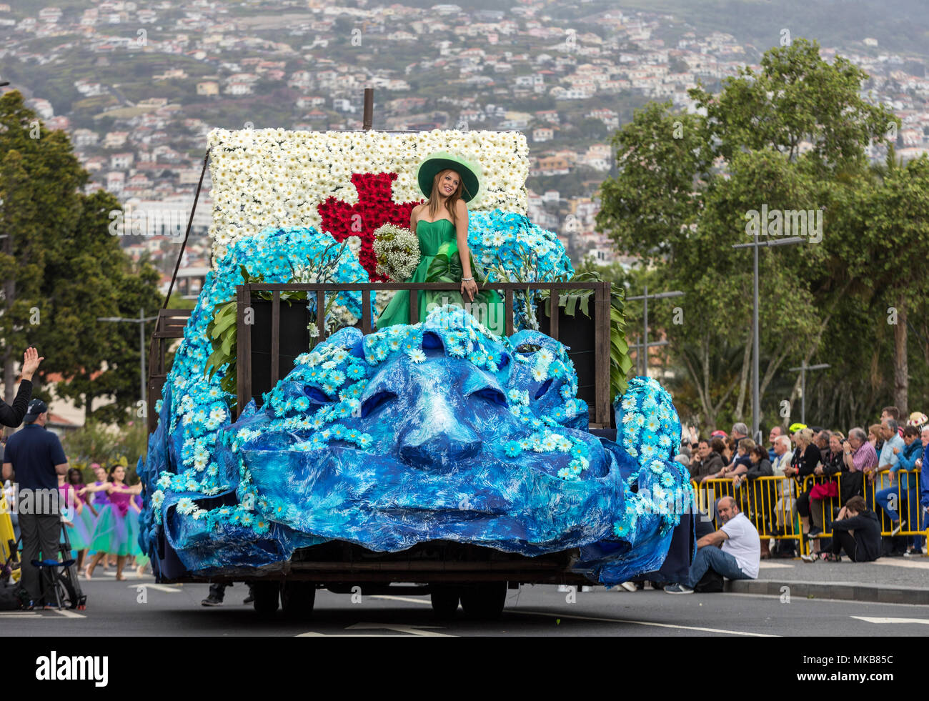 Funchal, Madeira, Portugal - April 22; 2018: Floral Schwimmer am Madeira Blumenfest Parade, Funchal, Madeira, Portugal Stockfoto