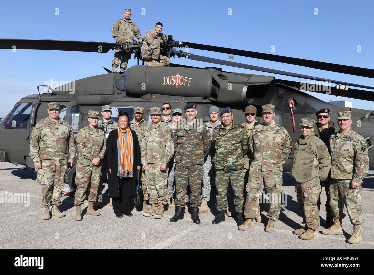 Usa und Griechischen Soldaten pose mit dem US-Generalkonsulat, Rebecca Fong, vor einem UH-60 Black Hawk Hubschrauber, der aus den USA zum Hafen von Thessaloniki, Griechenland, Nov. 22, 2017 geliefert wurde. Stockfoto