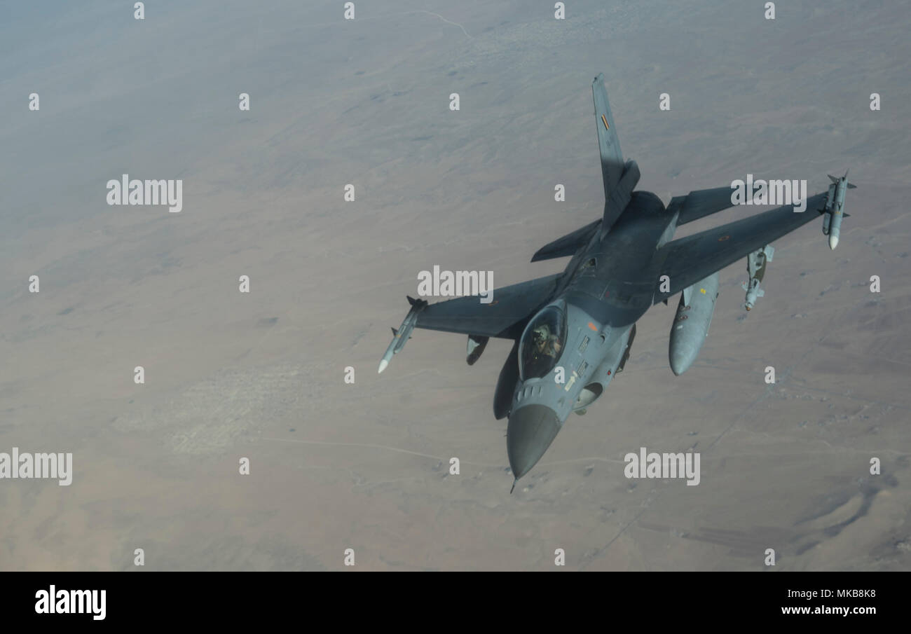 F-16AM Fighting Falcon ist ein belgisches Mehrzweckflugzeug von General Dynamics mit einem Turbofan-Triebwerk von Pratt und Whitney F100. Während der Operation Inhärent Resolve am 30. November 2017 betankte sie von einem KC-10 Extender, während sie Patrouillen über Irak und Syrien flog. Das Archivfoto dokumentiert Flugbetankungs- und Koalitionsstreikmissionen. Stockfoto