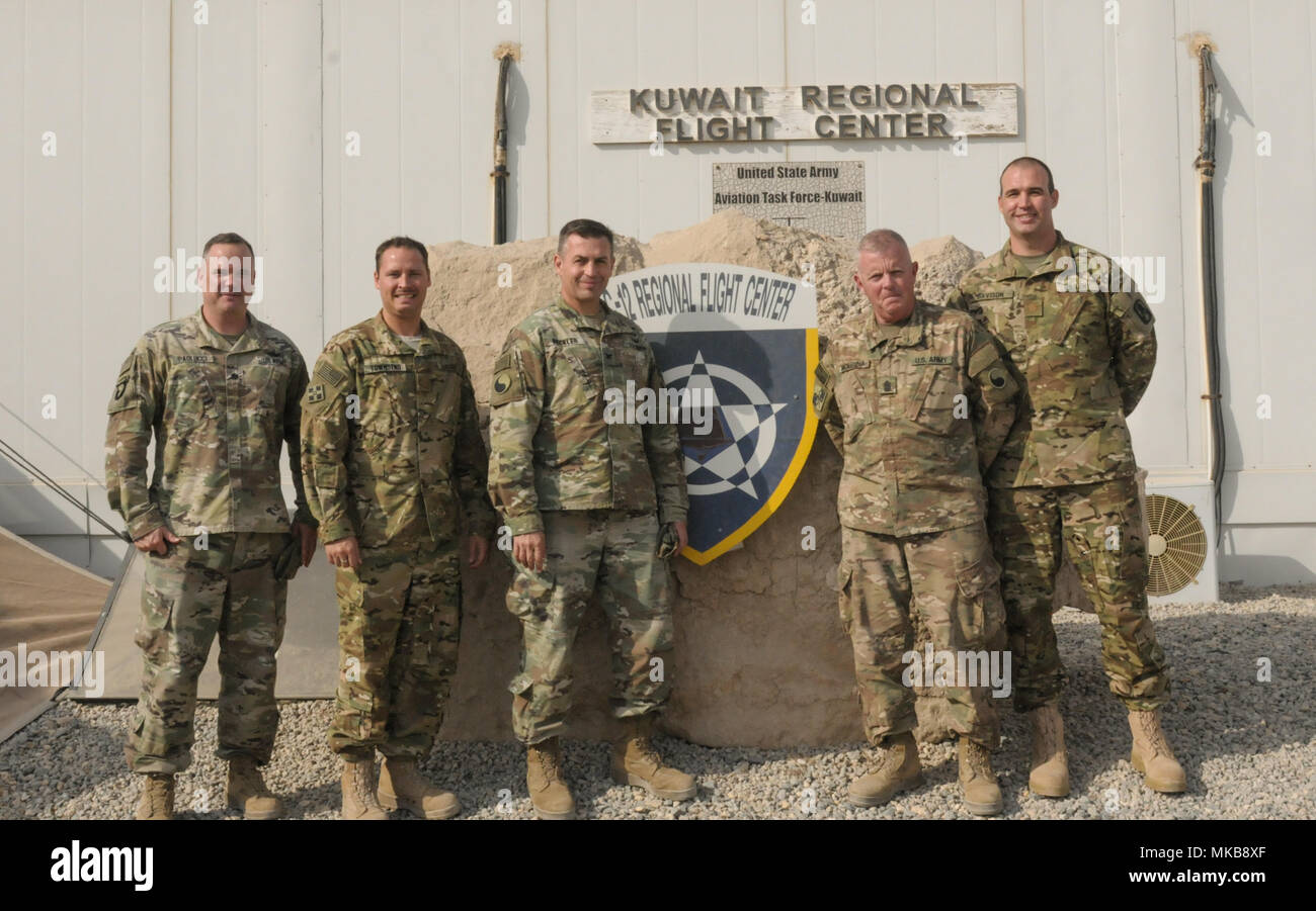 ALI AL SALEM AIR BASE, Kuwait - von links nach rechts, Oberstleutnant David Paolucci, 29 Combat Aviation Brigade Executive Officer, Maj. William Townsend, C-12 Loslösung Kommandeur, Oberst Mark Beckler, 29 CAB Commander, 29 CAB Command Sgt. Maj. Steven McKenna und Maj. Wesley Davison, UC-35 detachment Commander, für ein Foto vor dem Regionalen Flight Center im Ali Al Salem Air Base, Kuwait, Nov. 1, 2017 darstellen. In der gesamten Region stationiert, Elemente der 29 CAB bieten Intra-theater Lufttransportkapazitäten zur Unterstützung der Operation Spartan Schild, Betrieb inhärenten lösen und den Betrieb freigegeben Stockfoto