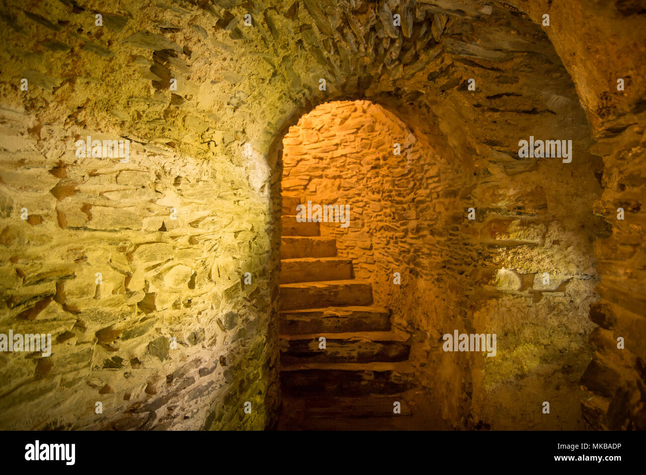 Treppen in dunklen mittelalterlichen Keller Stockfoto