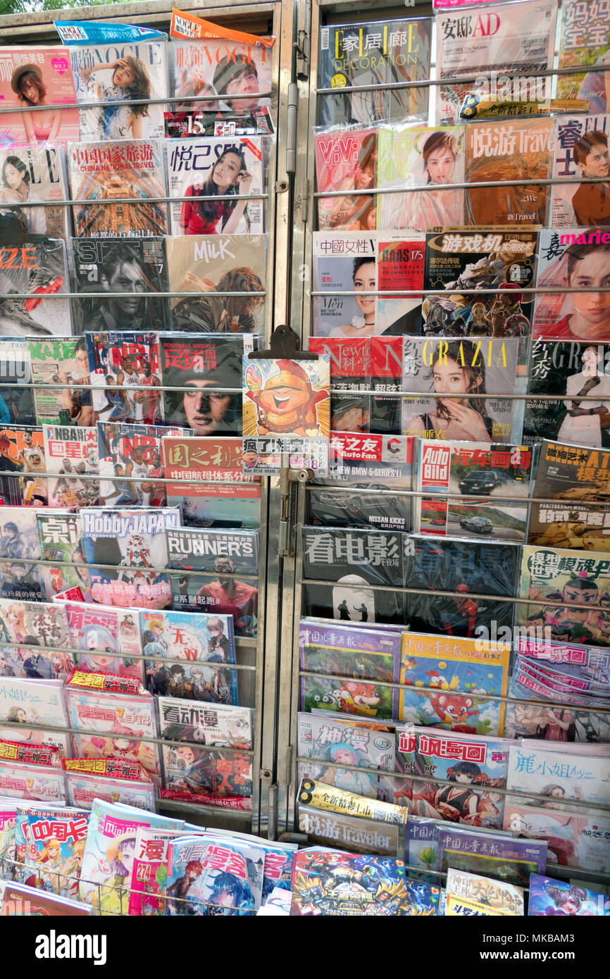 Chinesische Mode Zeitschriften, Comics und glänzend drücken Sie zum Verkauf in einem Kiosk in Peking, China, Asien Stockfoto