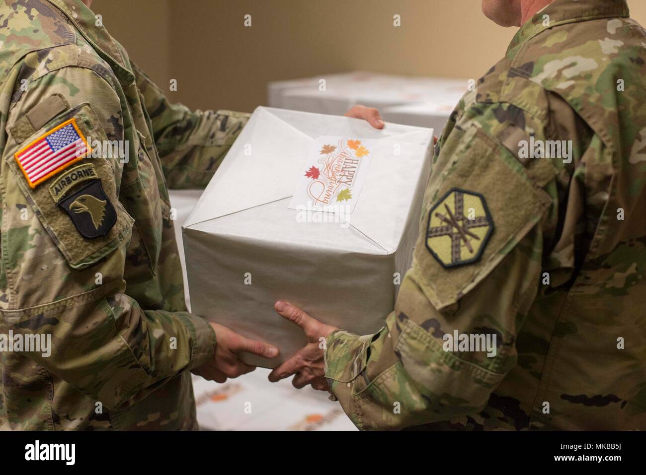 Einer Luftlandedivision Air Assault Soldat Erhalt Ein Geschenk Box Von Einer Religiosen Angelegenheiten Spezialist An Der