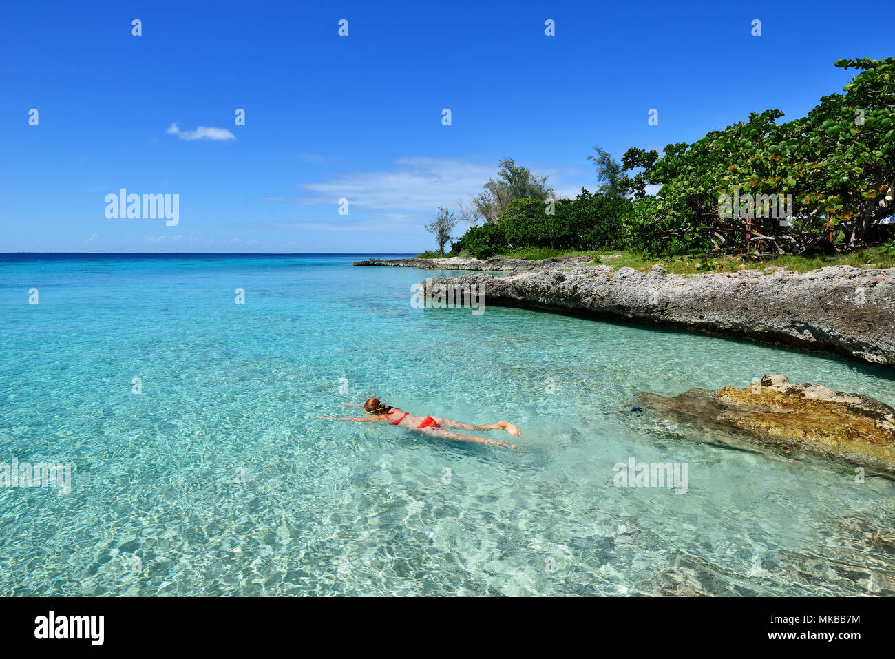 Touristischen Schwimmen im türkisfarbenen Wasser der Karibik auf der wilden Mittag Küste von Kuba Stockfoto