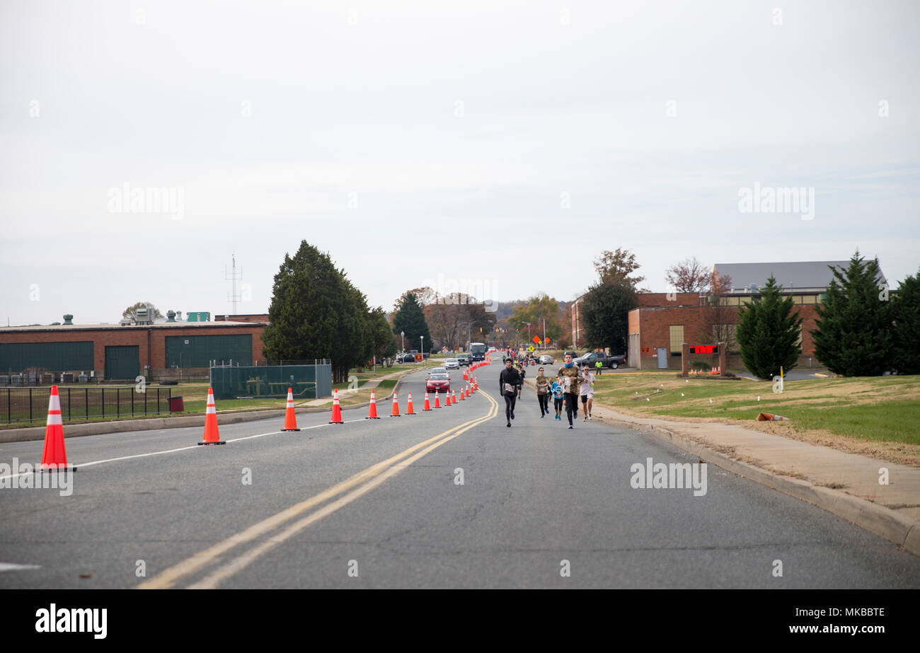 Läufer beteiligen sich an der Marine Corps Marathon Türkei 2017 Trab, in der Marine Corps Base Quantico, Virginia, November 18, 2017 statt. Läufer aller Altersklassen sind eingeladen, das die Türkei Trab 10 K oder Meile zu verschlingen. Die Läufer im Alter von 8 Jahren, der 10K verfügt über die meisten Ursprüngliche und wilde Türkei Trab Teilnehmer shirt Öffnen. Die schnelle, 6,2 Meile Kurs entfaltet inmitten von falllaub Neben den Creek an Bord der Marine Corps Base Quantico. (U.S. Marine Corps Foto von Lance Cpl. Brian R. Domzalski) Stockfoto