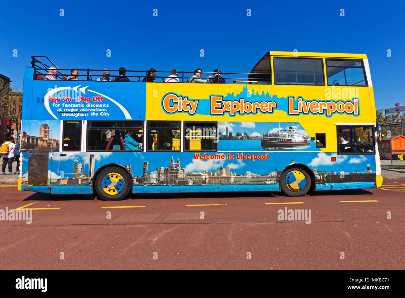 Stadt Explorer bus herauf Touristen am Albert Dock in Liverpool, bevor wir fahren um die besten Sehenswürdigkeiten in Liverpool zu bieten hat. Stockfoto