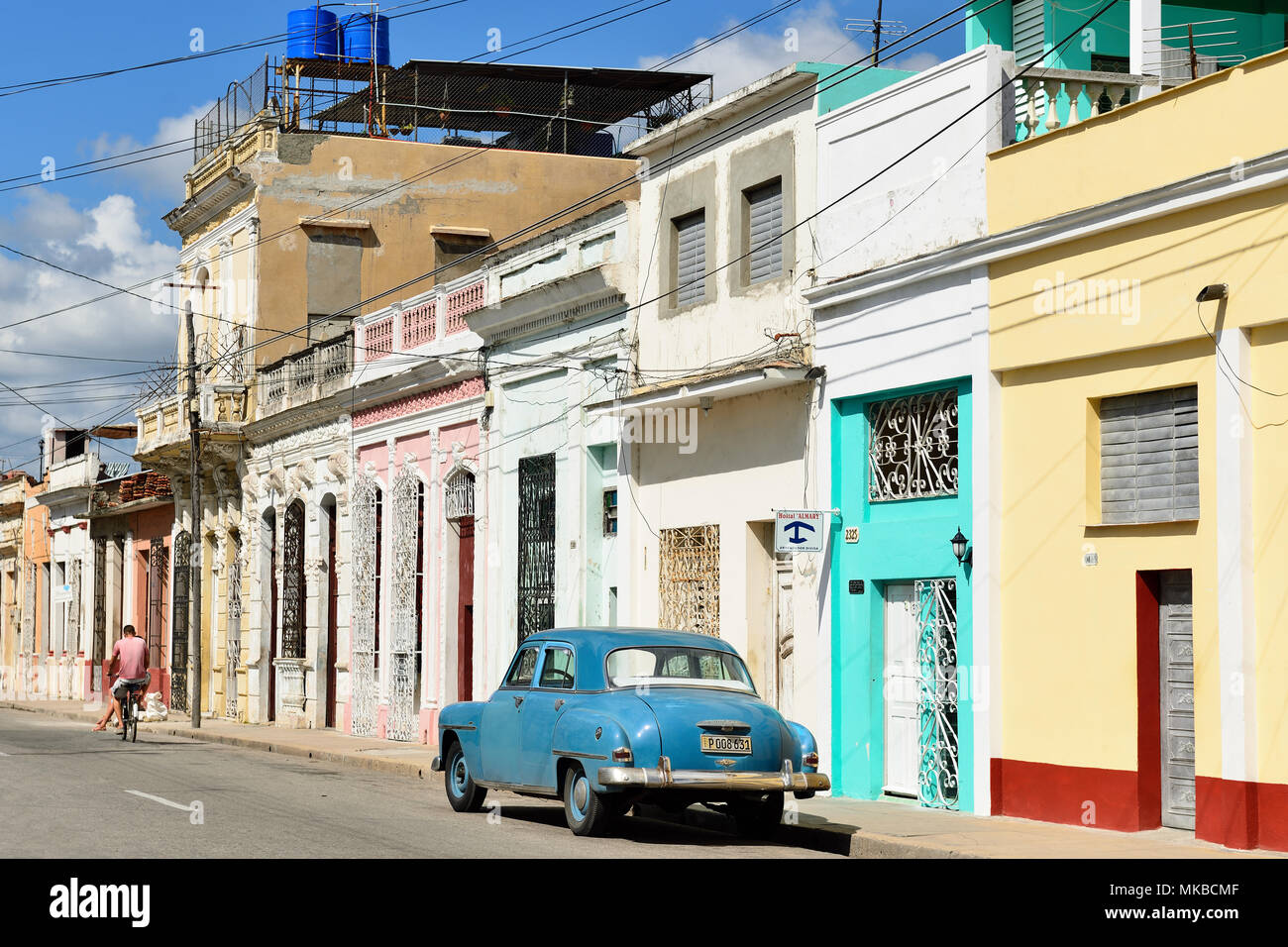 CIENFUEGOS, Kuba - 06. NOVEMBER 2016: koloniale Gebäude Entwicklung, die von der Promenade auf die Altstadt in Cienfuegos auf Kuba Stockfoto