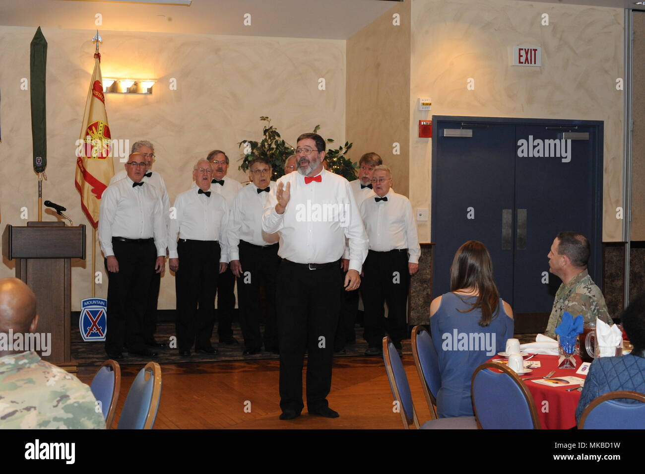 Der Wendepunkt Chorus Barbershop Quartett führt die Nationalhymne und "Gott segne Amerika" im Commons am 3. Mai während der Nationalen Tag des Gebets Mittagessen am Fort Drum, New York. Stockfoto