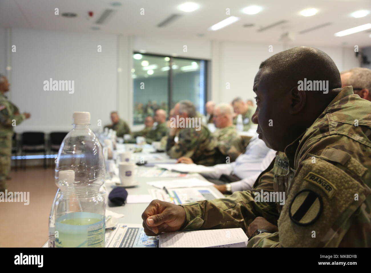 U.S. Army Command Sgt. Maj. Wilbert Engram, Command Sgt. Maj. Der gemeinsame Modernisierung Befehl, erhält ein Briefing über die Bedeutung gemeinsamer multi-nationale Bereitschaft Befehl auf Hohenfels, Deutschland, 3. Mai 2018. Das Joint Warfighting Bewertung (JWA) hilft die Armee aufkommende Konzepte zu bewerten, neue Technologien zu integrieren und Interoperabilität innerhalb der Armee zu fördern, mit anderen Diensten, US-Verbündeten und anderen Koalitionspartner. JWA ist die einzige Übung Ort der Beurteilung 27 Konzepte und Fähigkeiten beim Ausrichten mit US-Armee Europa Bereitschaft und andere Komponente Übungen wie kombinierte Lösung X Stockfoto