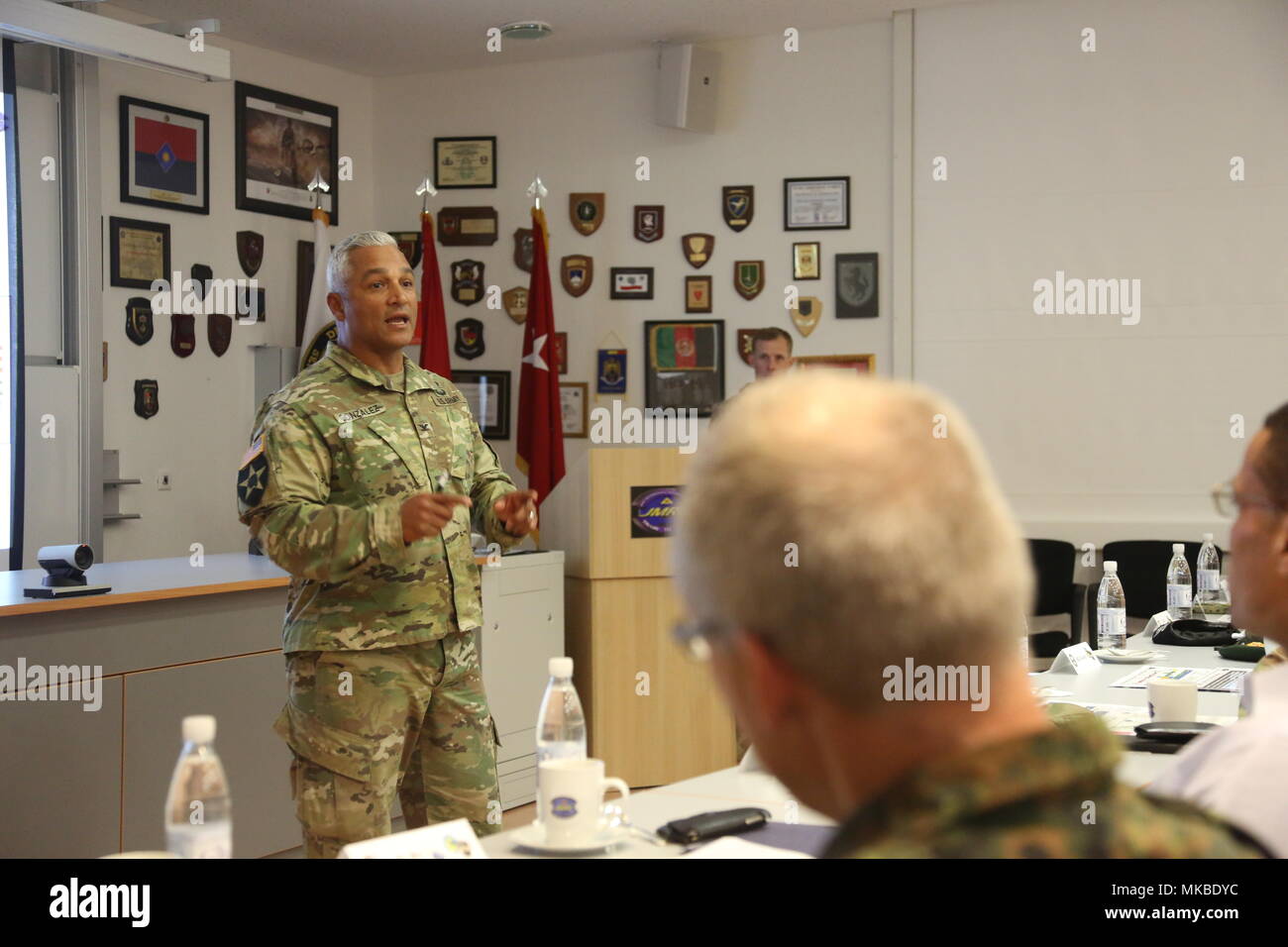 Us-Armee Oberst Raul E. Gonzalez, die gemeinsame Modernisierung Befehl Integration und Bewertung Division Chief, gibt Informationen über die Bedeutung der Gemeinsamen multi-nationalen Befehl Bereitschaft auf Hohenfels, Deutschland, 3. Mai 2018. Das Joint Warfighting Bewertung (JWA) hilft die Armee aufkommende Konzepte zu bewerten, neue Technologien zu integrieren und Interoperabilität innerhalb der Armee zu fördern, mit anderen Diensten, US-Verbündeten und anderen Koalitionspartner. JWA ist die einzige Übung Ort der Beurteilung 27 Konzepte und Fähigkeiten beim Ausrichten mit US-Armee Europa Bereitschaft und andere Komponente Übungen wie Combin Stockfoto