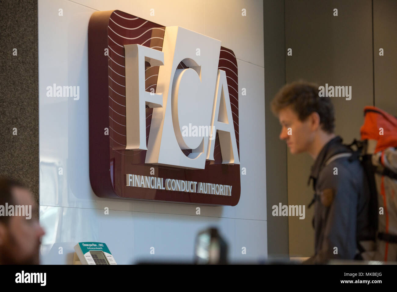 Finanzielle Durchführung Behörde (FCA) Büros, North Colonnade, Docklands, London. Streichen Sie die Mitarbeiter an der Rezeption, mit dem corporate branding klar vi. Stockfoto