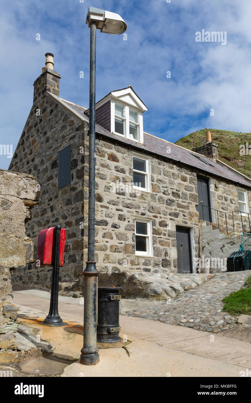 Ferienhaus im Fischerdorf Crovie, Aberdeenshire, Schottland, Großbritannien Stockfoto