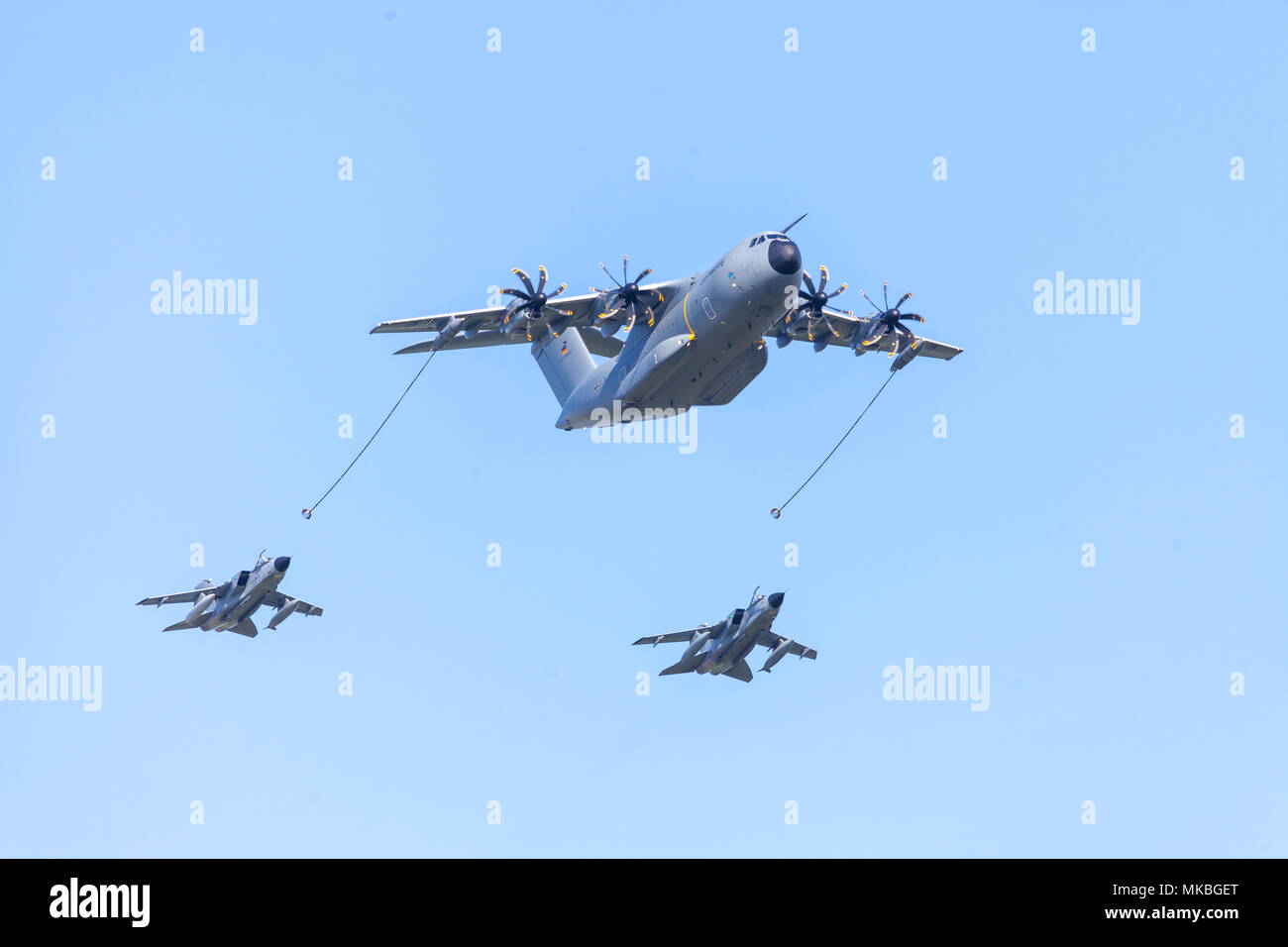 BERLIN/Deutschland - am 28. APRIL 2018: Military Airbus A400M Flugzeug fliegt mit zwei multirole Panavia Tornado Kampfflugzeuge am Flugplatz Scho Stockfoto