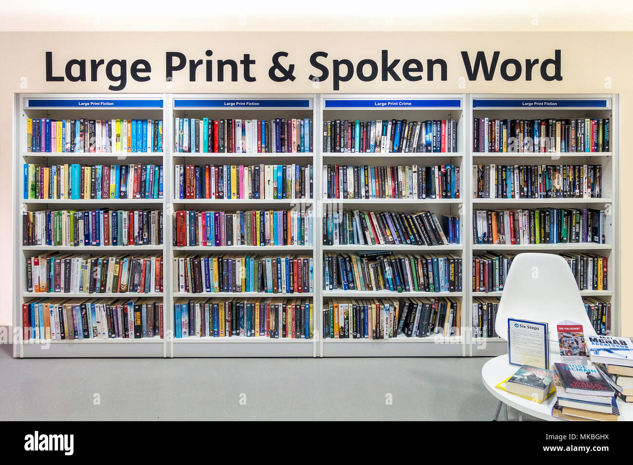 Öffentliche Bibliothek, Großdruck, Spoken Word, Bücher, Lesen Tabelle Stockfoto