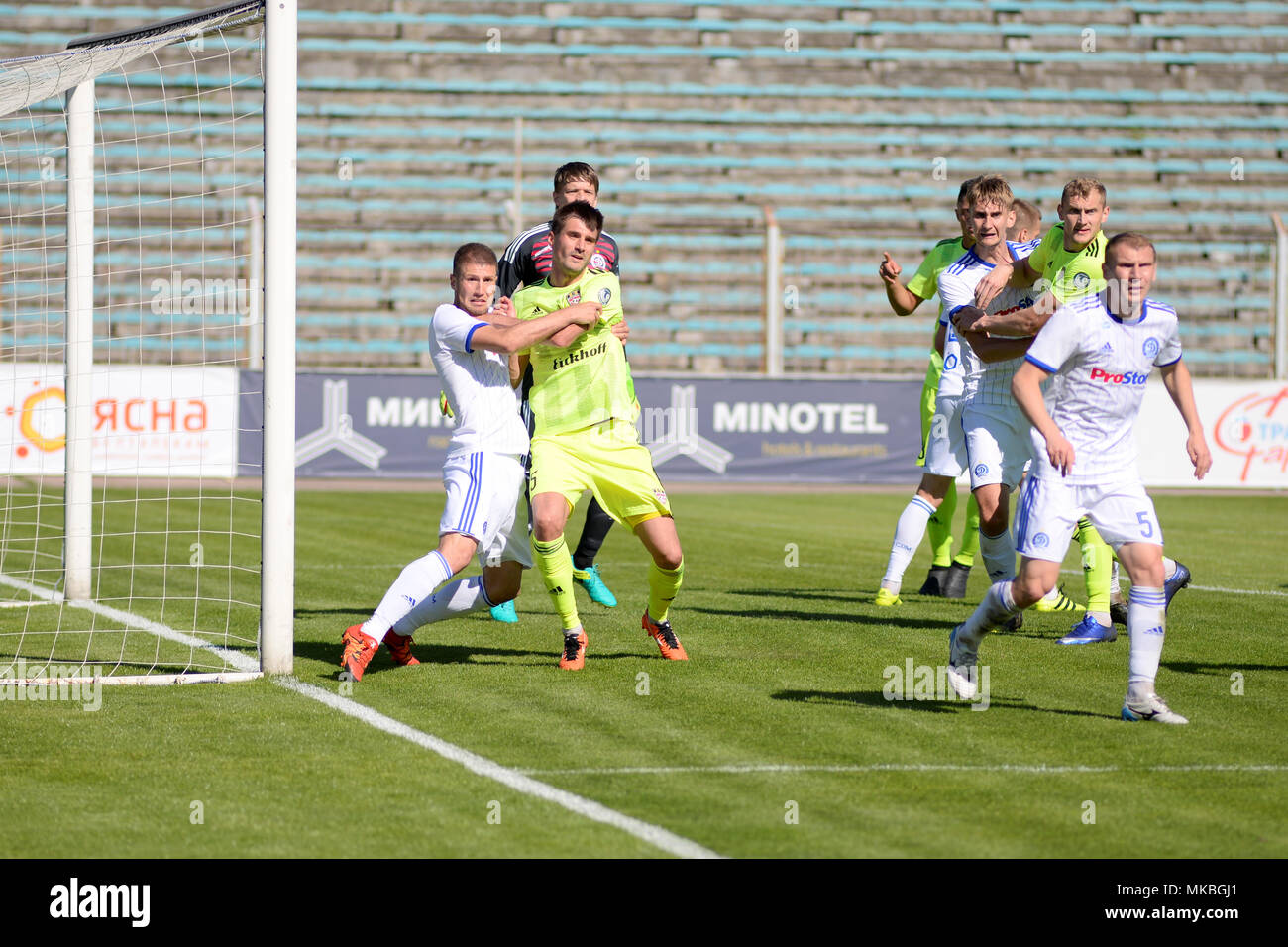 MINSK, Weißrussland - Mai 6, 2018: Fußball-Spieler kämpft für Kugel während der BELARUSSISCHE Premier League Fußballspiel zwischen FC Dynamo Minsk und Shakhtar Donetsk am Traktor Stadion. Stockfoto