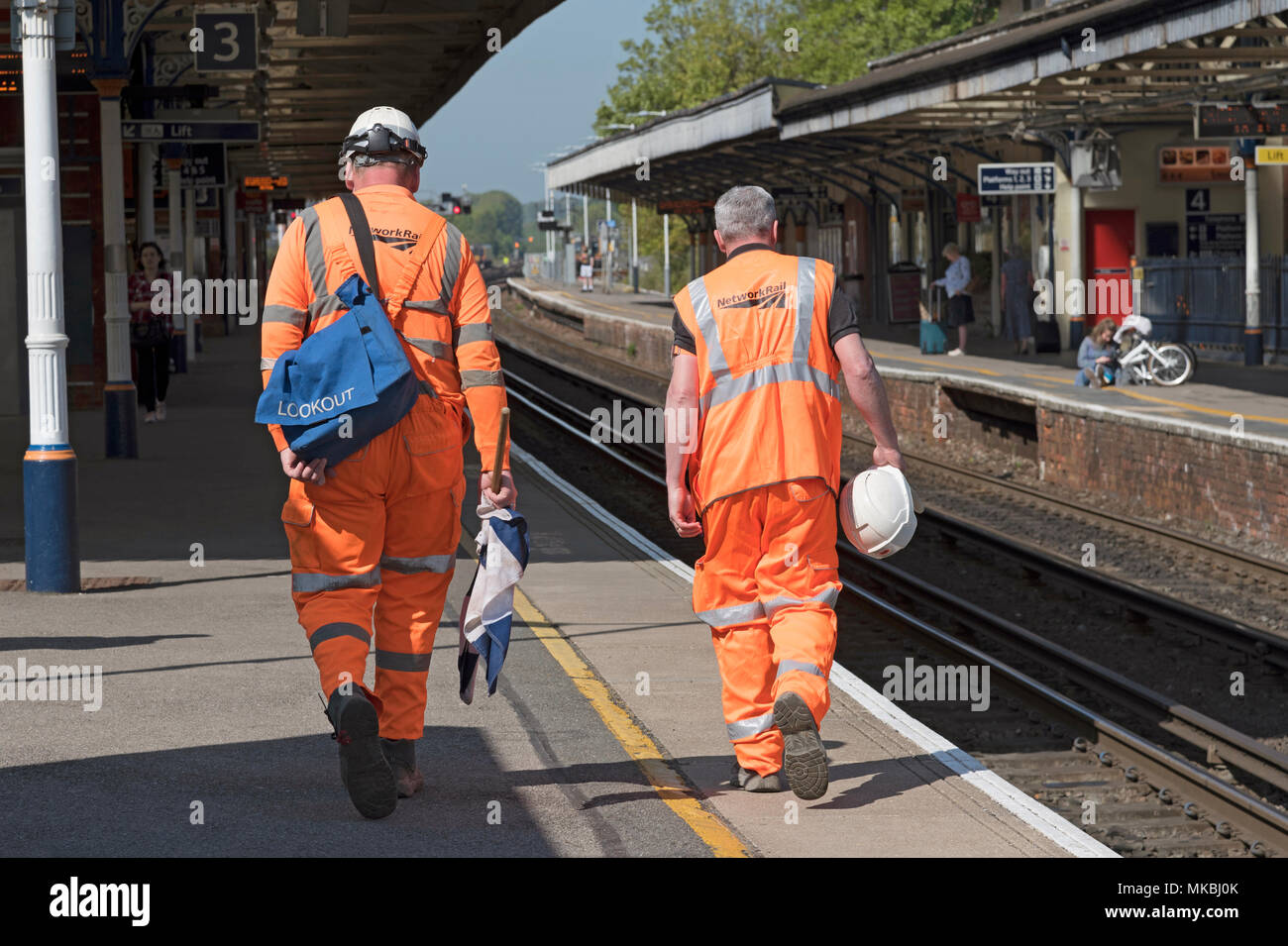 Dauerhafte Weise Ingenieure gekleidet in reflektierende Kleidung in Basingstoke, Hampshire, England, UK. Suche Mann mit Warnung Fahnen. Stockfoto