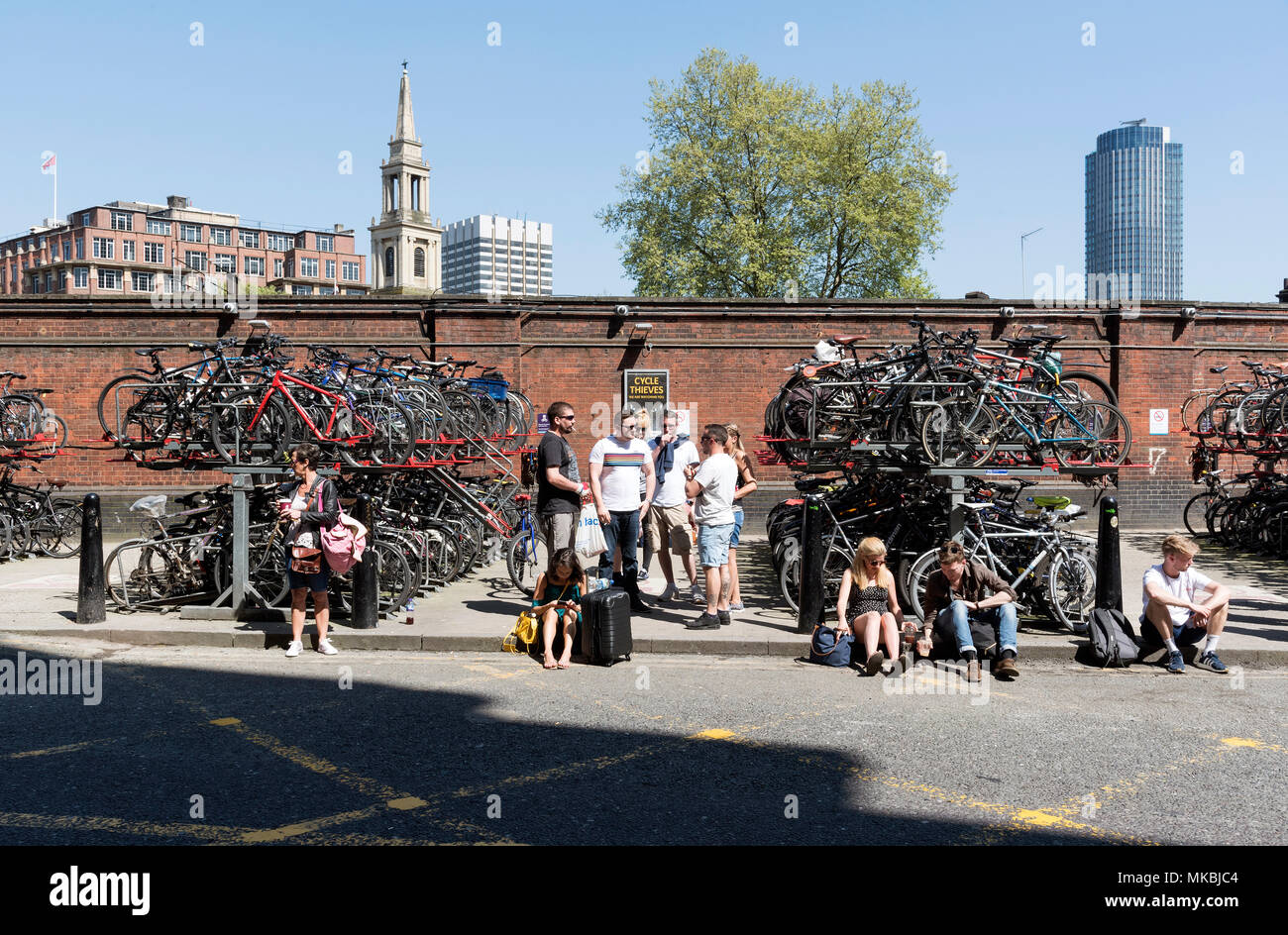 Waterloo Station, London UK. 2018. Zwei Parkplätze für Kunden ihre Zyklen zu parken. Sokers neigen in diesem Bereich zu sammeln. Stockfoto