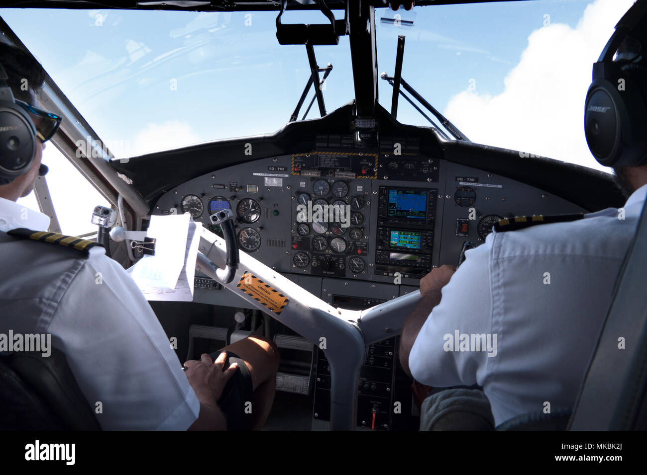 Blick auf das Cockpit von einem kleinen Flugzeug fliegen in den Himmel. Team von Piloten für Flugzeug, Crew berühren Ausrüstung und Befehle, die auf dem Armaturenbrett Stockfoto
