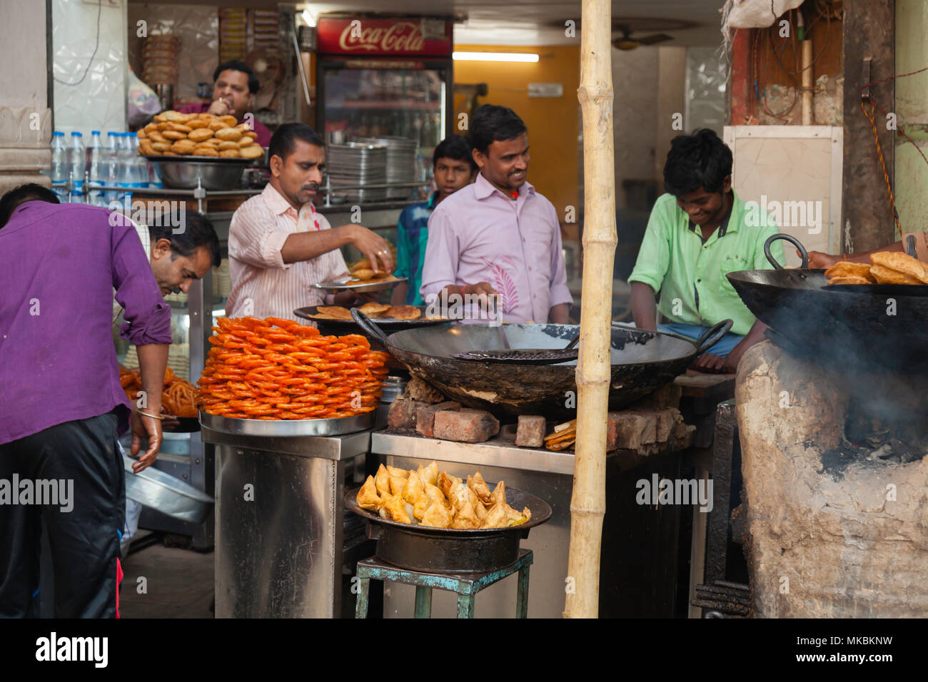 Ich konnte nicht umhin zu bemerken, die Samosas vorne an der Straße essen in Varanasi. Sie waren fantastisch und ein kleines Loch gefüllt und auch. Stockfoto