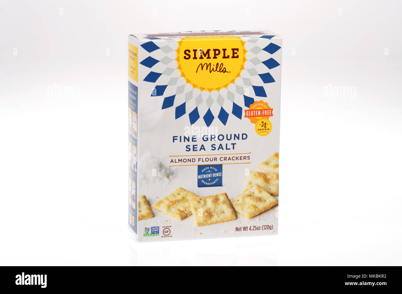 Box gesunder Mandeln Mehl Glutenfrei Cracker von einfachen Mühlen. Stockfoto