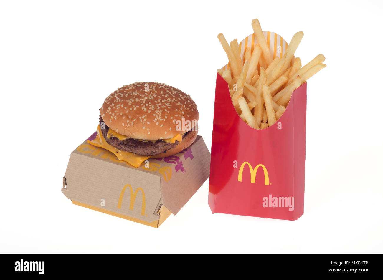 McDonald's neues frisches Rindfleisch Viertelpounder mit Käse und große Pommes. Die frische nicht gefroren Burger national in den USA im Mai 2018 rollte. Stockfoto