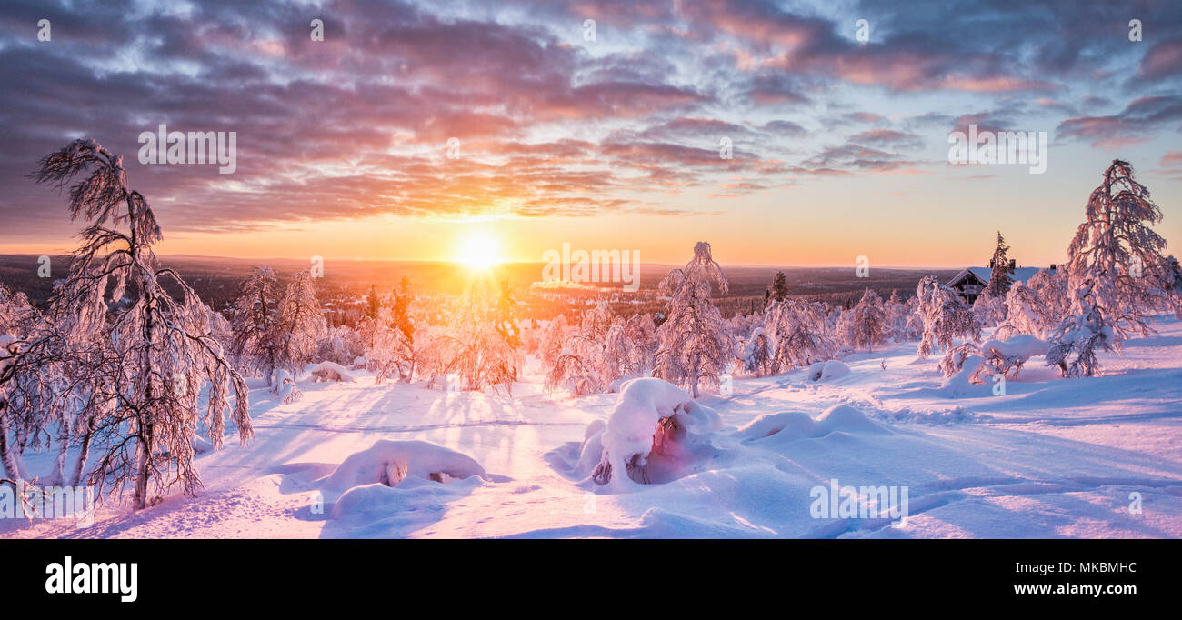 Panoramablick auf die wunderschöne Winterlandschaft Landschaft im schönen goldenen Abendlicht bei Sonnenuntergang mit Wolken in Skandinavien, Nordeuropa Stockfoto