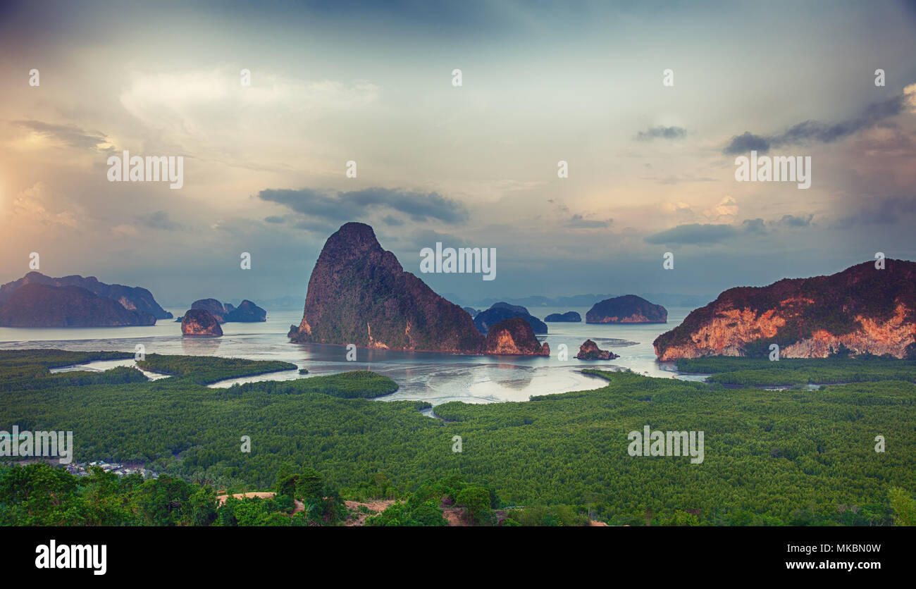 Schönen Sonnenuntergang am Samet Nangshe Aussichtspunkt. Thailand Stockfoto