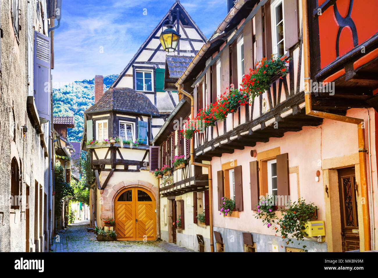 Bunte traditionelle Häuser im Dorf Kayseberg, Elsass, Frankreich. Stockfoto