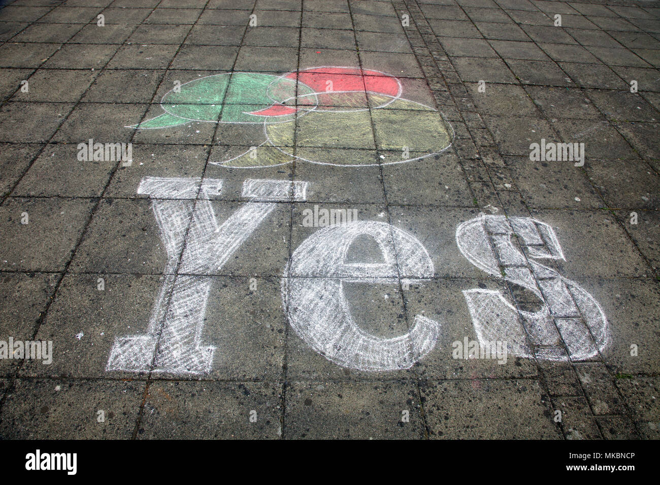 Bürgersteig Wandbild Menschen drängen, für die Aufhebung von Irlands abortuion Gesetz stimmen, Carrickmacross Stockfoto