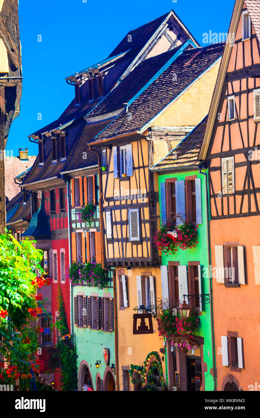 Traitional bunte Häuser in Riquewihr, Elsass, Frankreich. Stockfoto