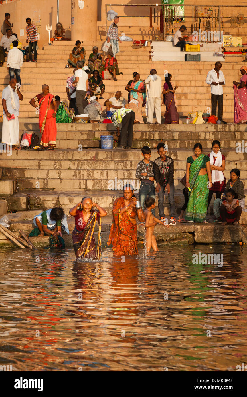 In der hinduistischen Religion Es wird angenommen, dass das Waschen in der Ganges rid wird sie von ihren Sünden. Stockfoto