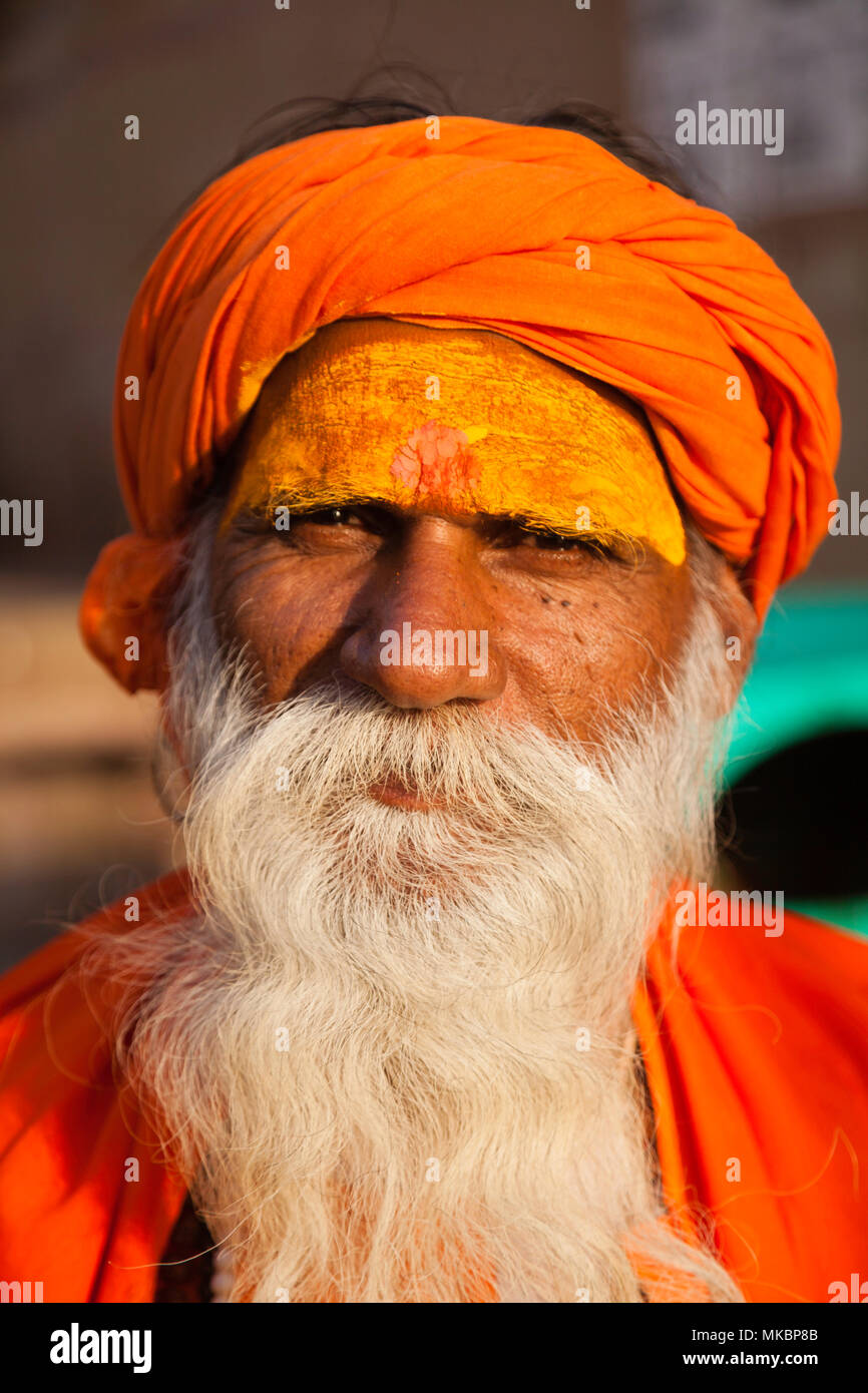 Wie Sie die ghats von Varanasi erreichen Sie näherte sich von vielen eine Person sein, in der Sie gebeten werden, zu fotografieren, dann kommt die Hand für die Zahlung. Stockfoto Wie Sie die ghats von Varanasi erreichen Sie näherte sich von vielen eine Person sein, in der Sie gebeten werden, zu fotografieren, dann kommt die Hand für die Zahlung. Stockfoto