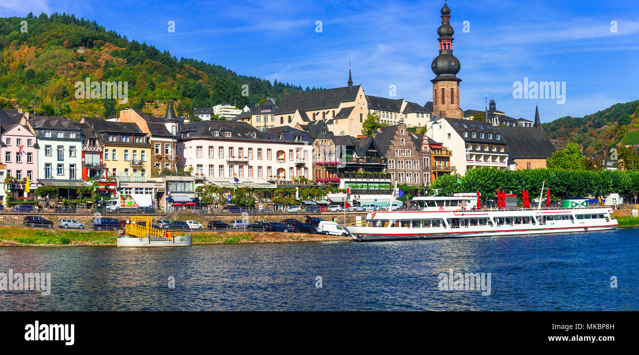 Beeindruckend von Cochem, mit Blick auf den Rhein, Boot und traditionellen Häusern, Deutschland. Stockfoto
