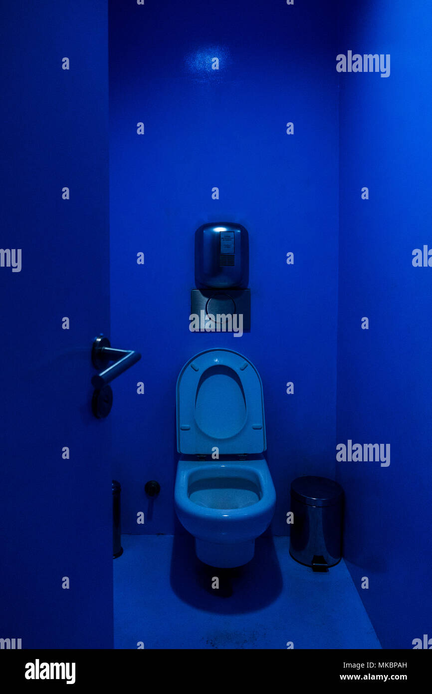 Blue wc Duschkabine mit offenen Schüssel Stockfoto