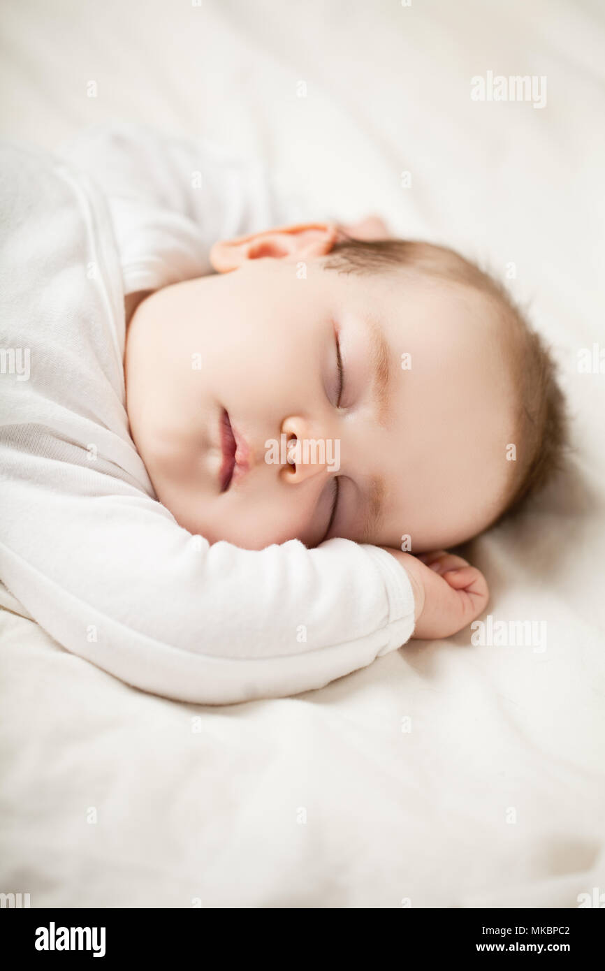 Kleines Baby zu Hause (1 Monat alt Schlafen) Stockfoto