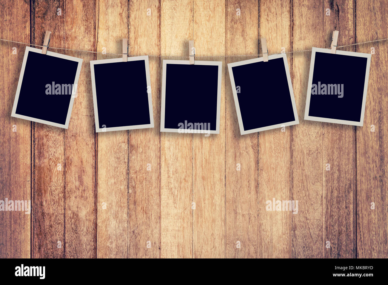 Fünf instant Foto auf Holz Hintergrund Textur und Vertikale, Vintage getönt. Stockfoto