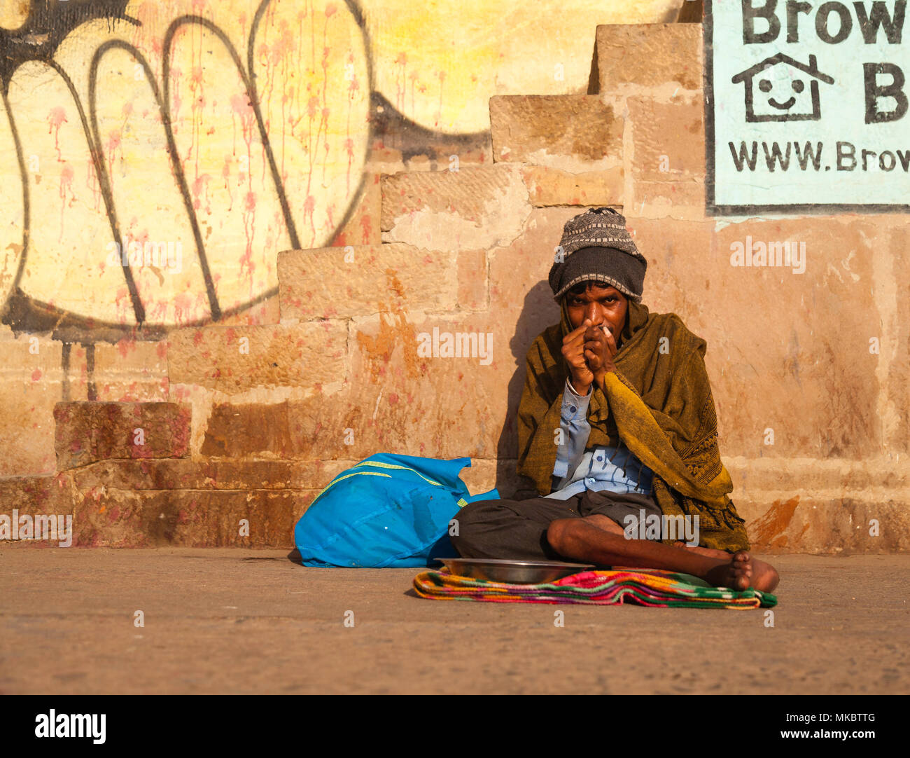 Ist dies eine obdachlose Person oder ein Pilger auf den ghats von Varanasi? Stockfoto