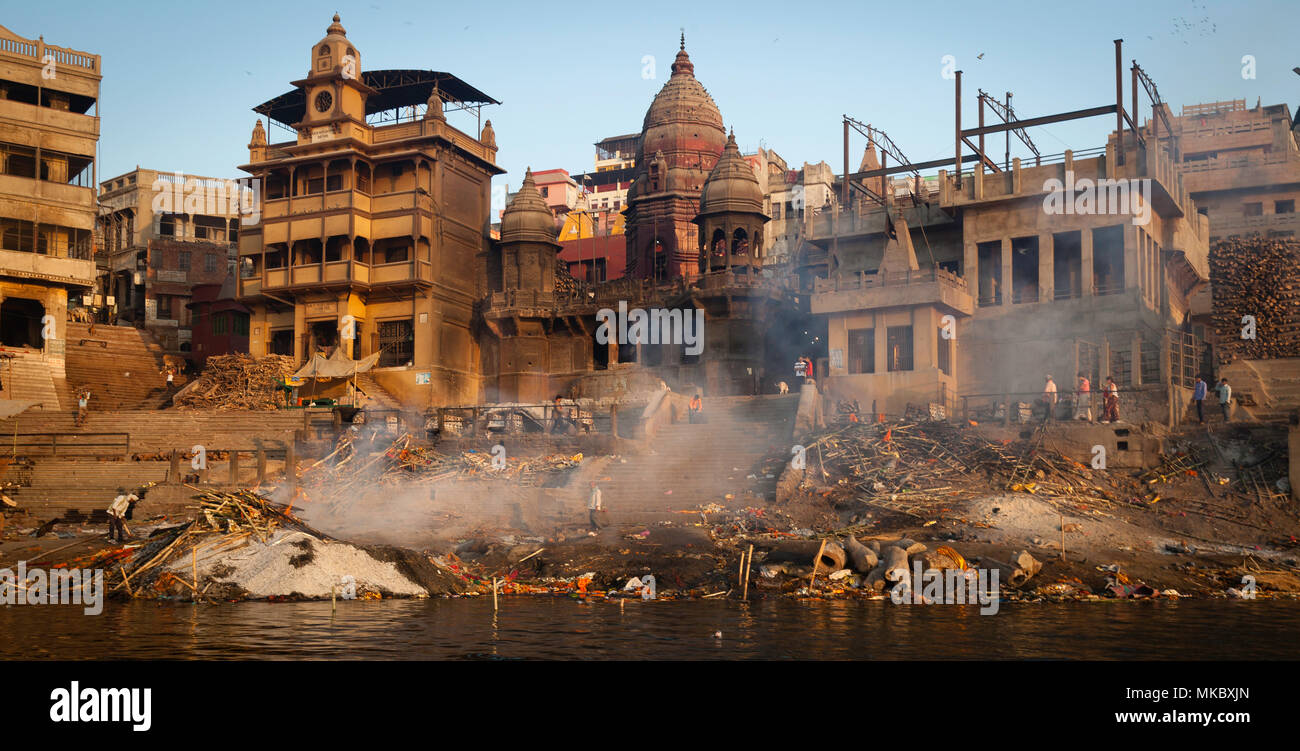 Hindus glauben, dass hier an den Ufern des Ganges verbrannt wird, beendet den Zyklus von Leben und Tod. Stockfoto