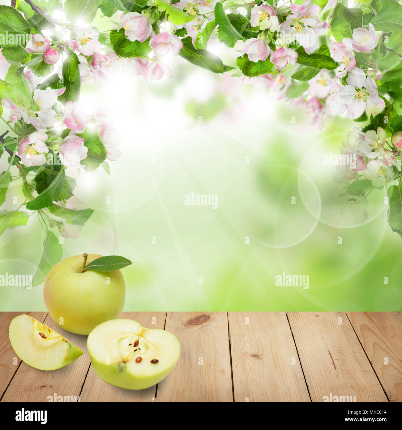 Obst Hintergrund mit Apple Früchte, Blätter, Blumen und beige leer Holztisch mit Kopie Raum Stockfoto
