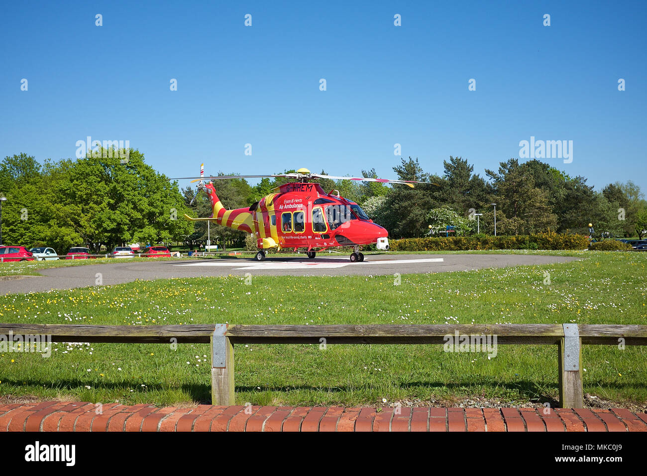 Der Essex und Herts Air Ambulance ein Augusta Westland 169 Hubschrauber für den Transport eines Patienten zu Colchester General Hospital. Stockfoto