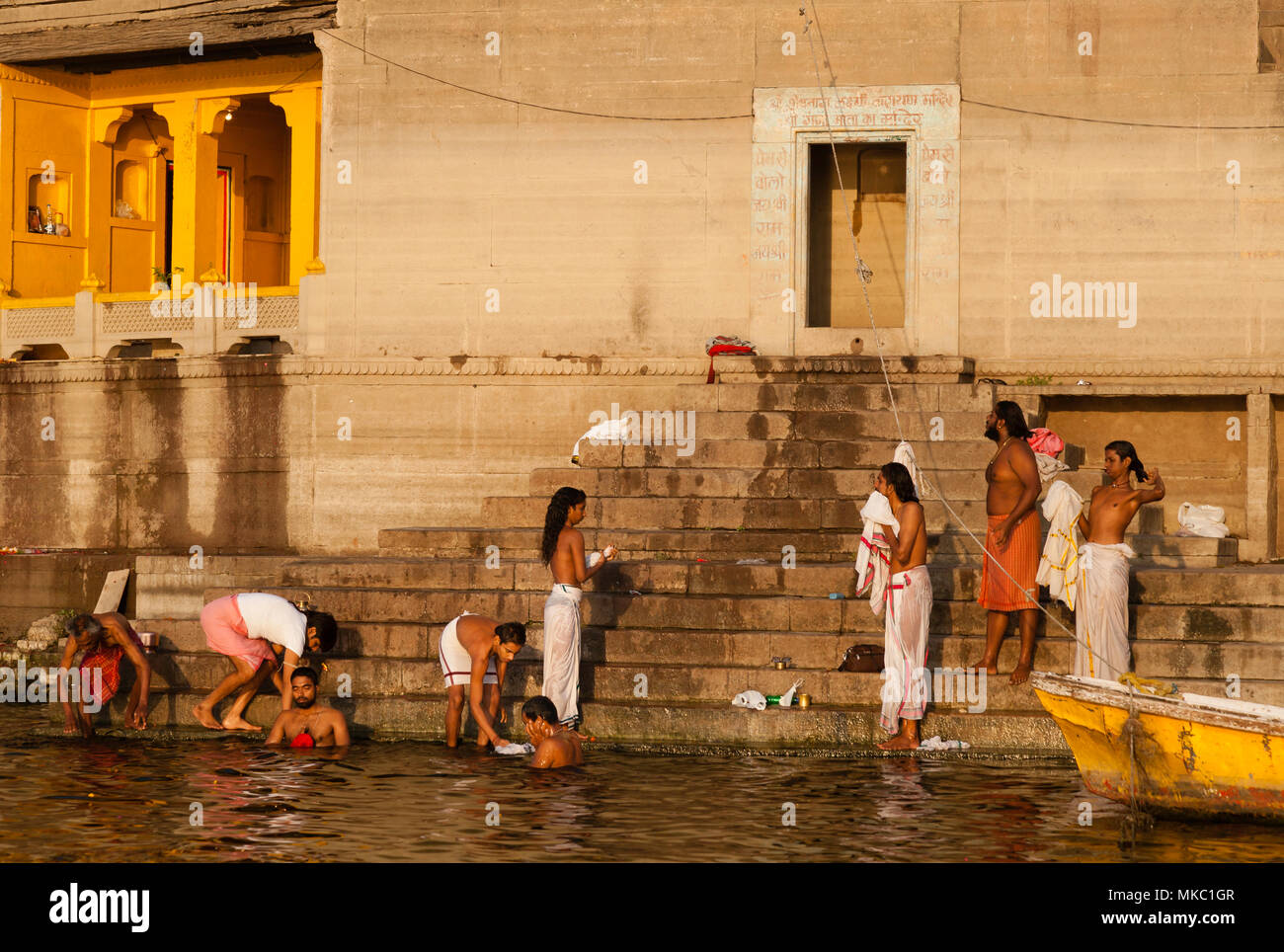 Hindus glauben, dass in den Ganges zu waschen wäscht alle Sünden. Viele Hindus sehen reinigte ihre Seele jeden Morgen in Varanasi. Stockfoto