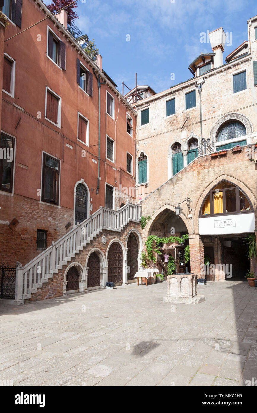 Campiello del Remer, Cannaregio, Venedig, Venetien, Italien mit seiner gotischen Architektur. Taverna al Remer ist ein beliebtes Restaurant und Bar mit Einheimischen. Ausschalten Stockfoto