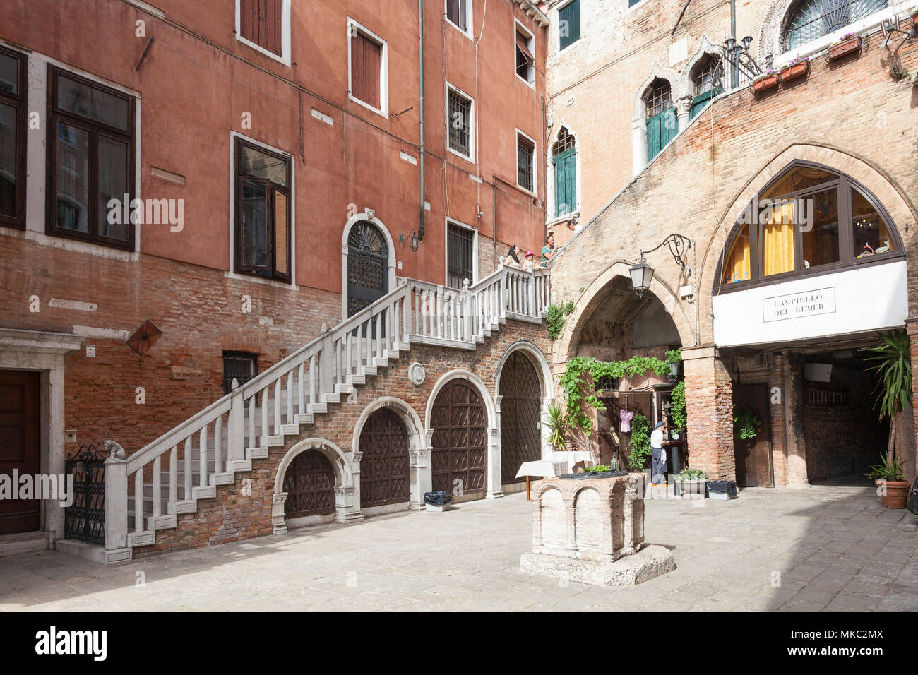 Campiello del Remer, Cannaregio, Venedig, Venetien, Italien mit seiner gotischen Architektur. Taverna al Remer ist ein beliebtes Restaurant und Bar mit Einheimischen. Ausschalten Stockfoto