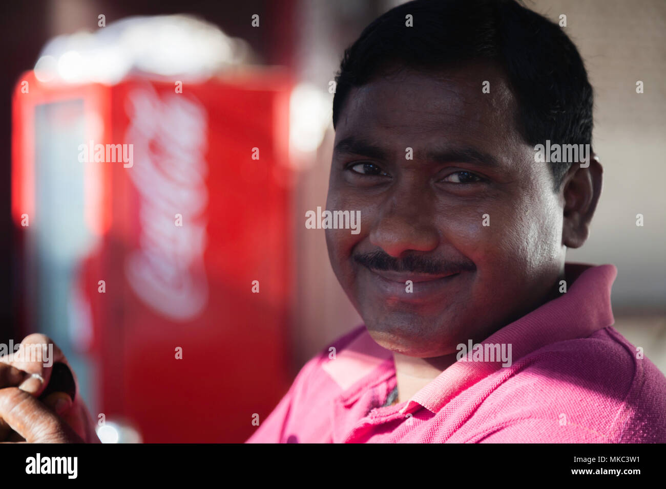 Während einer langen Zeit für diese Koch in seinem Stall in Varanasi, die er freundlicherweise für mich sein Bild zu nehmen. Stockfoto